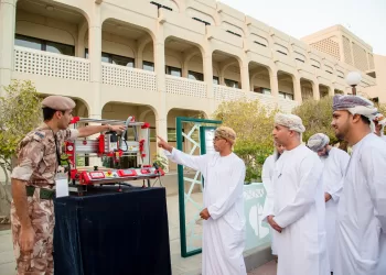 استعراض المشاريع الطلابية الهندسية في معرض “علم الآلة” بجامعة السلطان قابوس