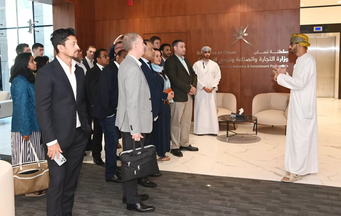 وفدٌ من المستثمرين البريطانيين يزور صالة “استثمر في عمان” للتعرف على الفرص والحوافز