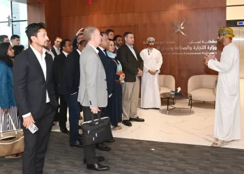 وفدٌ من المستثمرين البريطانيين يزور صالة “استثمر في عمان” للتعرف على الفرص والحوافز