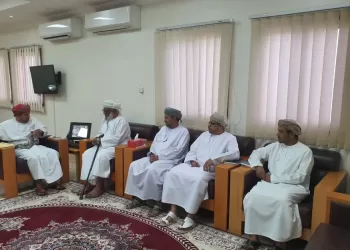 والي إبراء يناقش تطوير سوق الأسماك والخضراوات