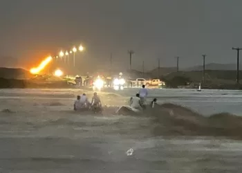 إنقاذ 6 أشخاص والبحث عن 3 آخرين جرفهم وادي البطحاء في جعلان بني بوعلي