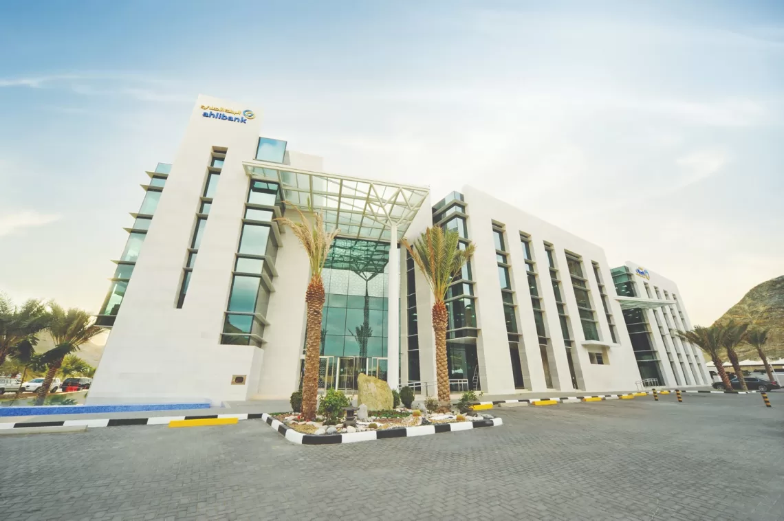 مجلس إدارة البنك الأهلي يدرس عرض الاندماج مع بنك ظفار