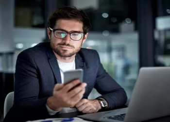 كيف يحصل منك هاتفك على معلومات كافية دون أن تعلم ؟