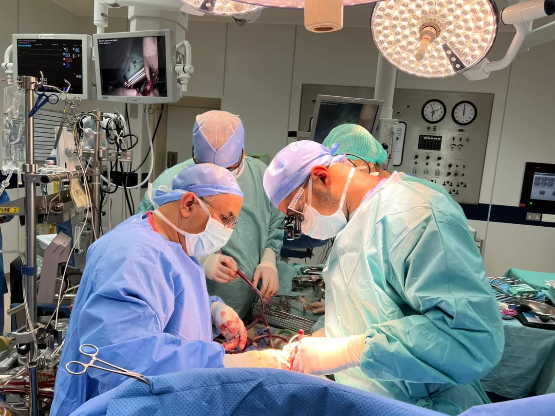 تكللت بنجاح.. وزير الصحة يشرف على عملية قلب مفتوح معقدة