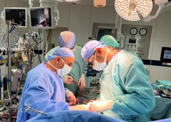 تكللت بنجاح.. وزير الصحة يشرف على عملية قلب مفتوح معقدة