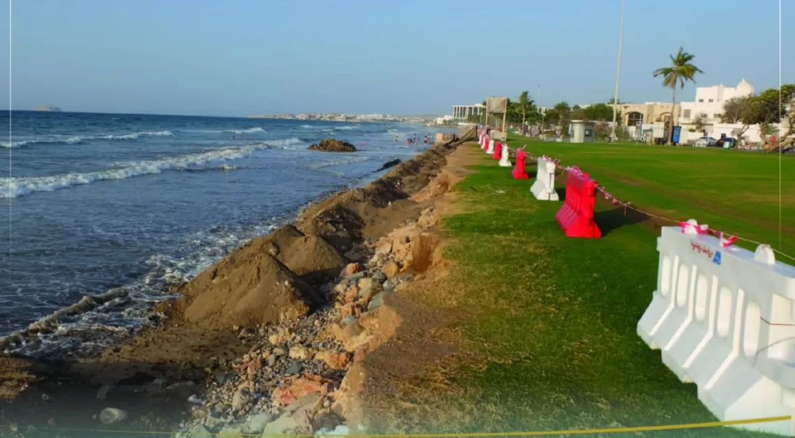 بلدية مسقط تنفذ مشروعا لحماية المنحدرات بشاطئ القرم