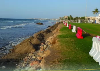 بلدية مسقط تنفذ مشروعا لحماية المنحدرات بشاطئ القرم
