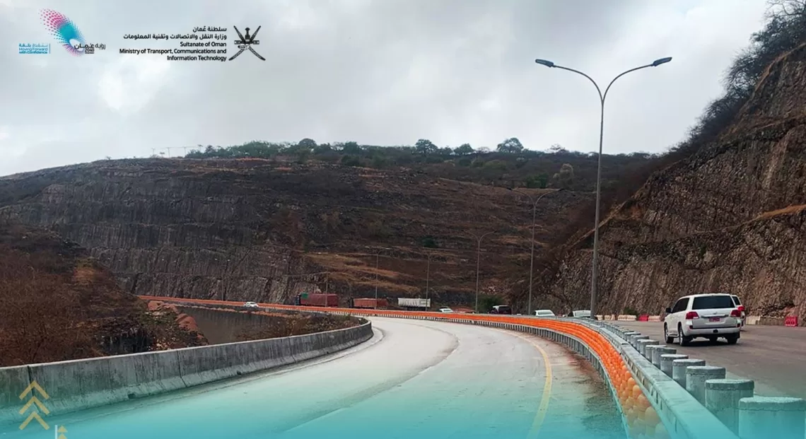 الانتهاء من تركيب حواجز الأمان في عقبة حمرير بطريق “ثمريت – صلالة”