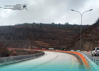 الانتهاء من تركيب حواجز الأمان في عقبة حمرير بطريق “ثمريت – صلالة”