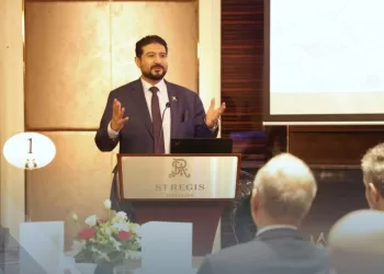 وفد عماني يتعرف على التجربة السنغافورية في المجالات التجارية والصناعية والاستثمارية