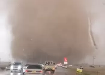 أجواء سلطنة عُمان تشهد تشكل ظاهرة جوية نادرة