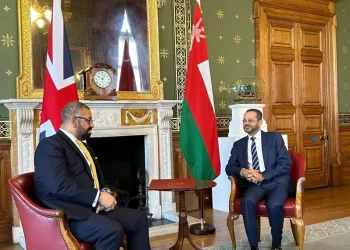 السيد بدر البوسعيدي يستعرض الفرص الاستثمارية مع وزير الخارجية والكومنولث والتنمية البريطاني