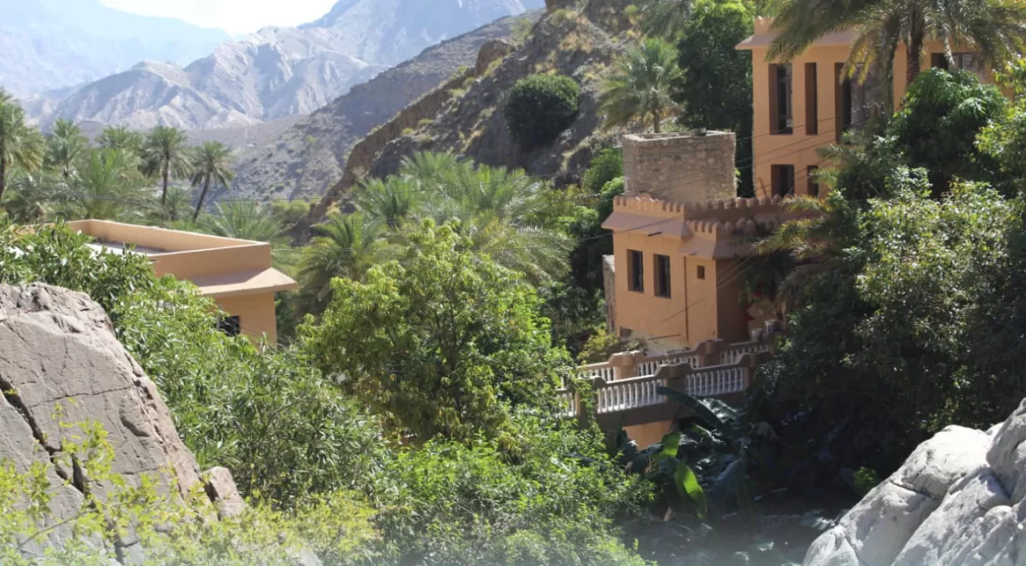 قرية الفراعة بوادي السحتن.. طبيعة خلابة تعانق قمم الجبال