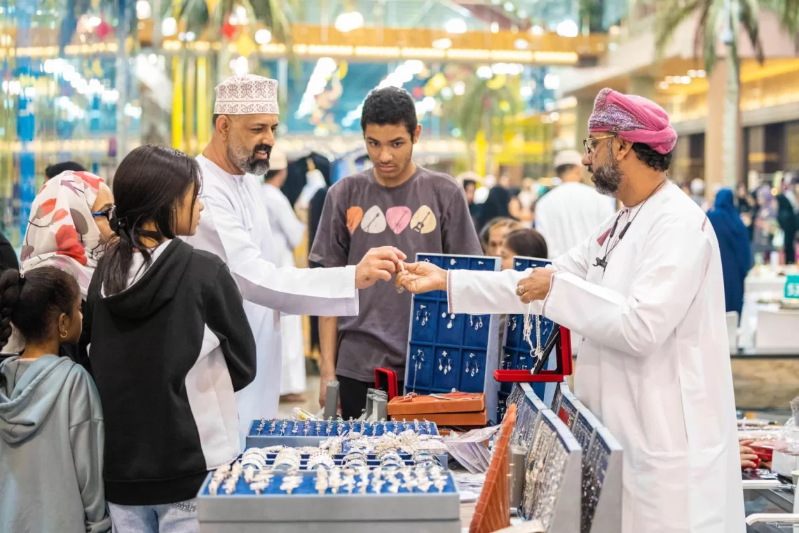 سوق “الوثبة” الرمضاني يشهد إقبالاً كبيرًا من الزوار ومشاركة متميزة من رواد الأعمال