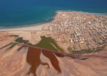 البحيرات الوردية في جعلان بني بوعلي.. وجهة سياحية استثنائية بجنوب الشرقية