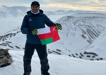 كم يبلغ ارتفاعه؟.. مغامر عُماني يصل لأعلى قمة جبل في أرخبيل سفالبارد بالقطب الشمالي