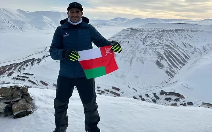 كم يبلغ ارتفاعه؟.. مغامر عُماني يصل لأعلى قمة جبل في أرخبيل سفالبارد بالقطب الشمالي