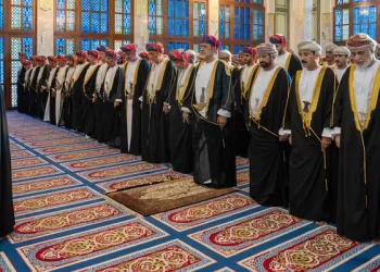 جلالة السلطان يؤدي صلاة العيد في مسجد الخور بمسقط