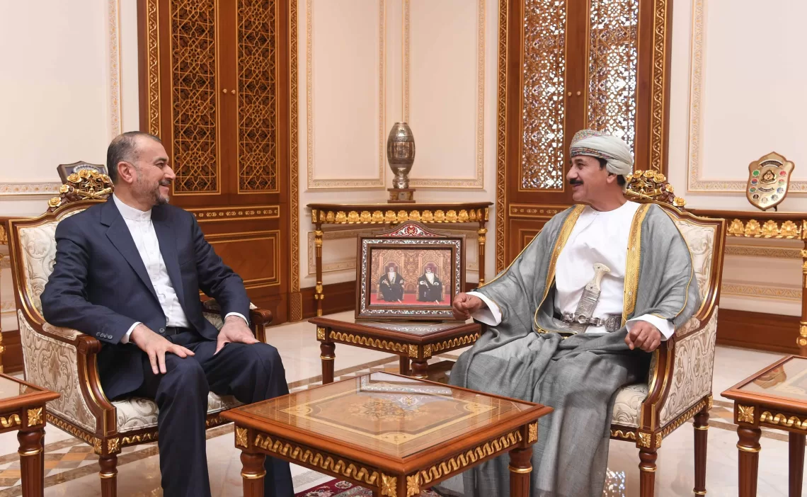 وزير المكتب السلطاني يستعرض تعزيز التعاون مع وزير الخارجية الإيراني