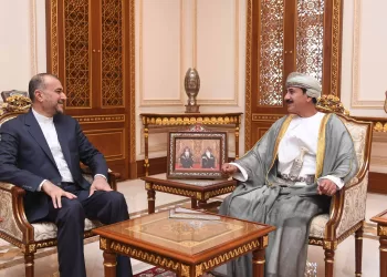 وزير المكتب السلطاني يستعرض تعزيز التعاون مع وزير الخارجية الإيراني