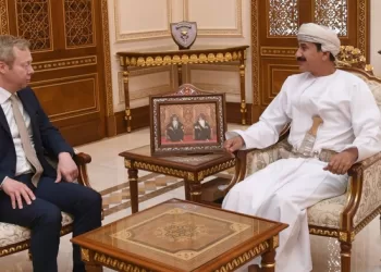 وزير المكتب السلطاني يبحث تعزيز العلاقات مع ممثل الاتحاد الأوروبي للسلام بالشرق الأوسط