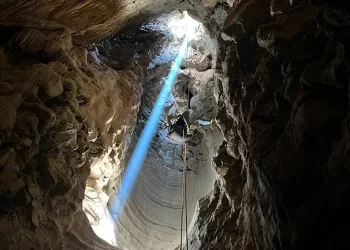 كهف بركة الشرف بالداخلية.. رحلة جيولوجية عبر الزمان ومقصد لهواة الاستكشاف