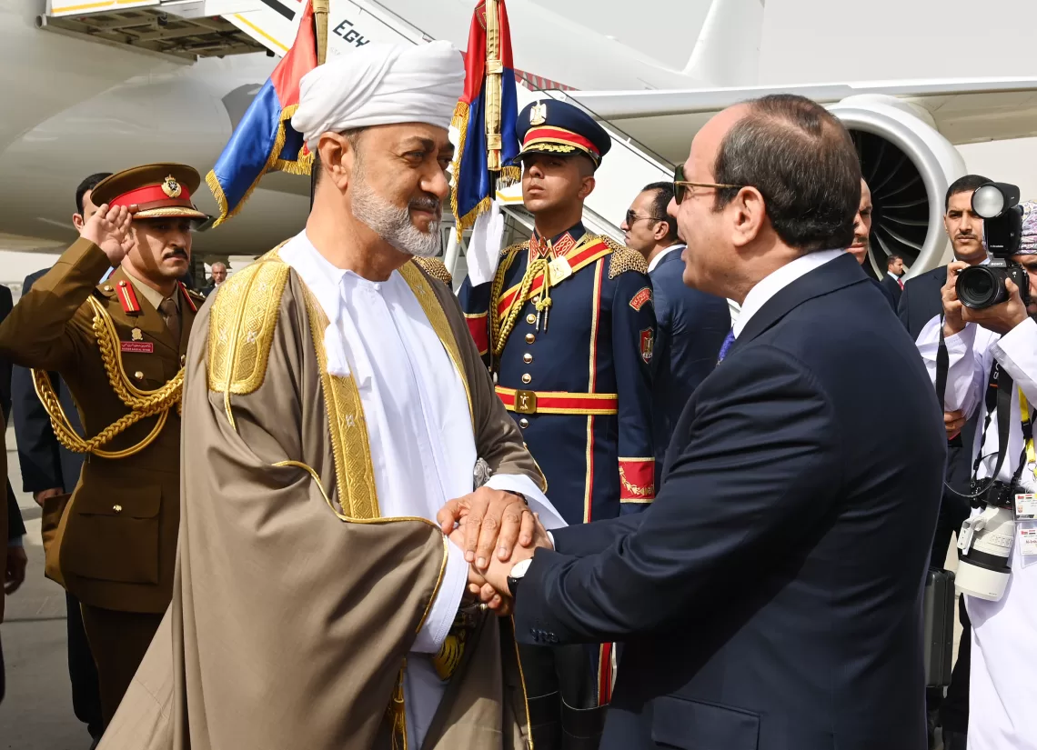 جلالة السلطان يصل القاهرة.. والرئيس المصري في مقدمة مستقبليه