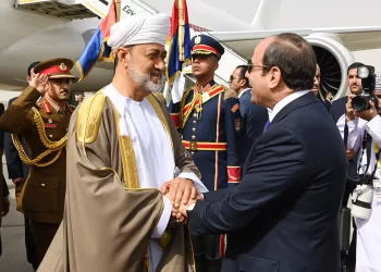 جلالة السلطان يصل القاهرة.. والرئيس المصري في مقدمة مستقبليه