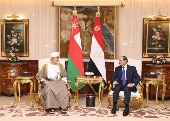جلالة السلطان يصل القاهرة.. والرئيس المصري في مقدمة مستقبليه