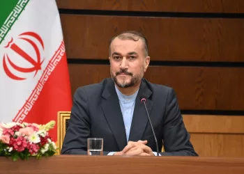 وزير الخارجية الإيراني يشيد بالدور الإيجابي لسلطنة عُمان في تحقيق أمن واستقرار المنطقة