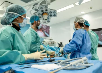 الأولى من نوعها.. إجراء عملية استئصال ورم معقدة في مركز السلطان قابوس لعلاج السرطان