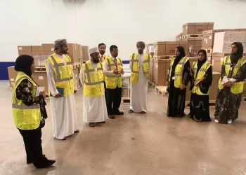 فريق من مركز عمان للوجستيات يزور مطار مسقط الدولي