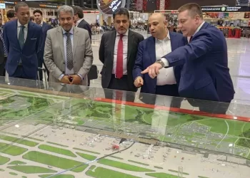 المعولي يتفقد سير العمل والتقنيات المتطورة في مطار شيريميتيفا الدولي بروسيا