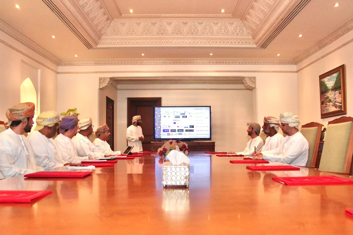 محافظ مسقط يبحث مشاريع خدمة المجتمع مع رئيس جامعة التقنية والعلوم التطبيقية