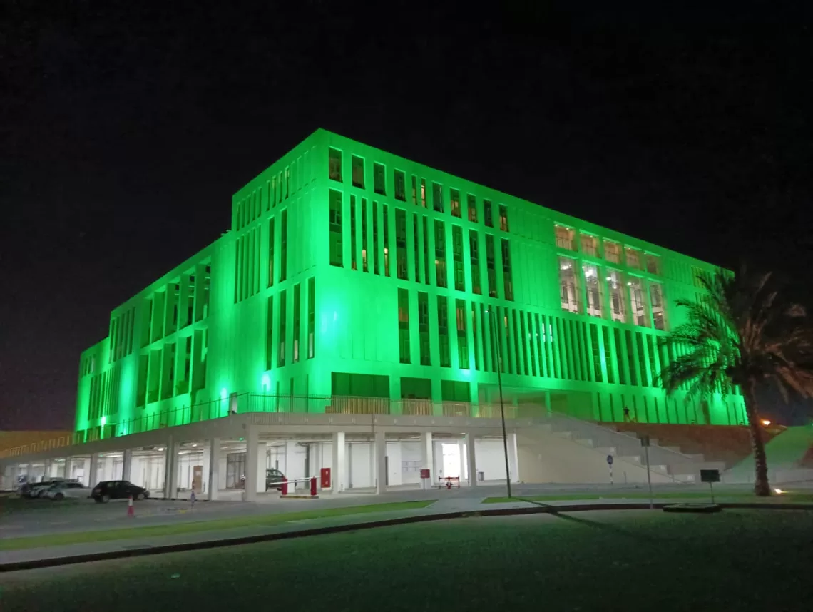 إضاءة عدد من المباني باللون الأخضر للتوعية بالصحة النفسية ضمن مبادرة فريق “نحن معك”