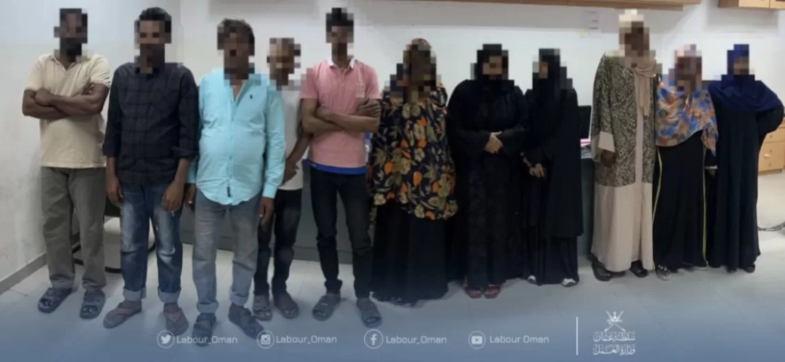 ضبط 11 رجلا وامرأة في حملة تفتيشية لعدد من المنازل بمسقط