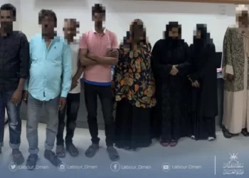 ضبط 11 رجلا وامرأة في حملة تفتيشية لعدد من المنازل بمسقط