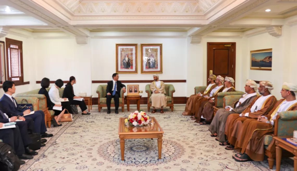 محافظ مسقط يستعرض تعزيز التعاون الاستثماري مع وفد صيني