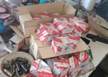ضبط فلاتر زيت مركبات وشمعات احتراق مغشوشة في شمال الباطنة