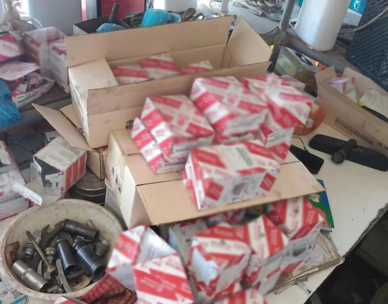 ضبط فلاتر زيت مركبات وشمعات احتراق مغشوشة في شمال الباطنة