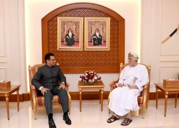 السيد شهاب بن طارق يبحث تعزيز العلاقات الثنائية مع السفير الهندي