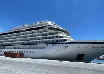 ميناء صلالة يستقبل سفينة سياحية على متنها 1377 راكبا