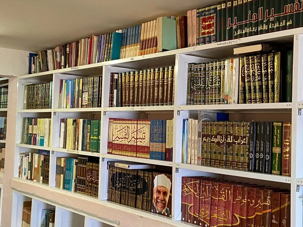 مكتبة السوجرة الثقافية بالجبل الأخضر.. 3 آلاف عنوان لإثراء معارف أبناء الولاية