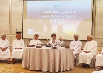 استعدادا لموسم الخريف.. مناقشة تطوير  المرافق  في اجتماع بلدية ظفار مع الشركاء الاستراتيجيين