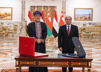جلالةُ السُّلطان المعظم والرئيس المصري يتبادلان الأوسمة
