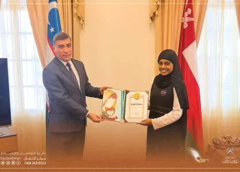 سفارة أوزبكستان تكرم طالبة عمانية