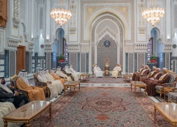 حاكم إمارة رأس الخيمة يغادر سلطنة عُمان