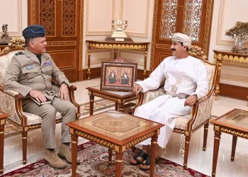 وزير المكتب السُّلطاني يستعرض مع مسؤول عسكري بريطاني العلاقات التاريخية بين البلدين