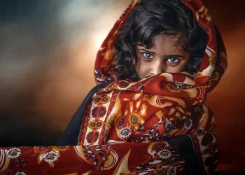 مصوّرة عمانية تحصد الميدالية الذهبية في “بينالي الشباب الدولي”