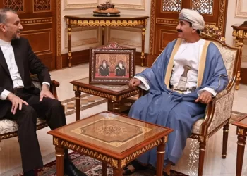 وزير المكتب السلطاني يناقش مجالات التعاون مع وزير الخارجية الإيراني